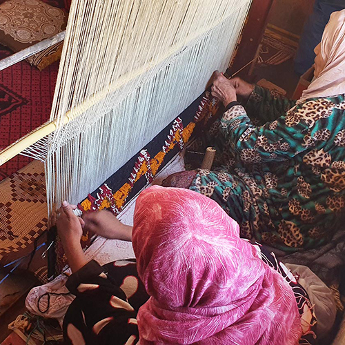 Weaving a carpet